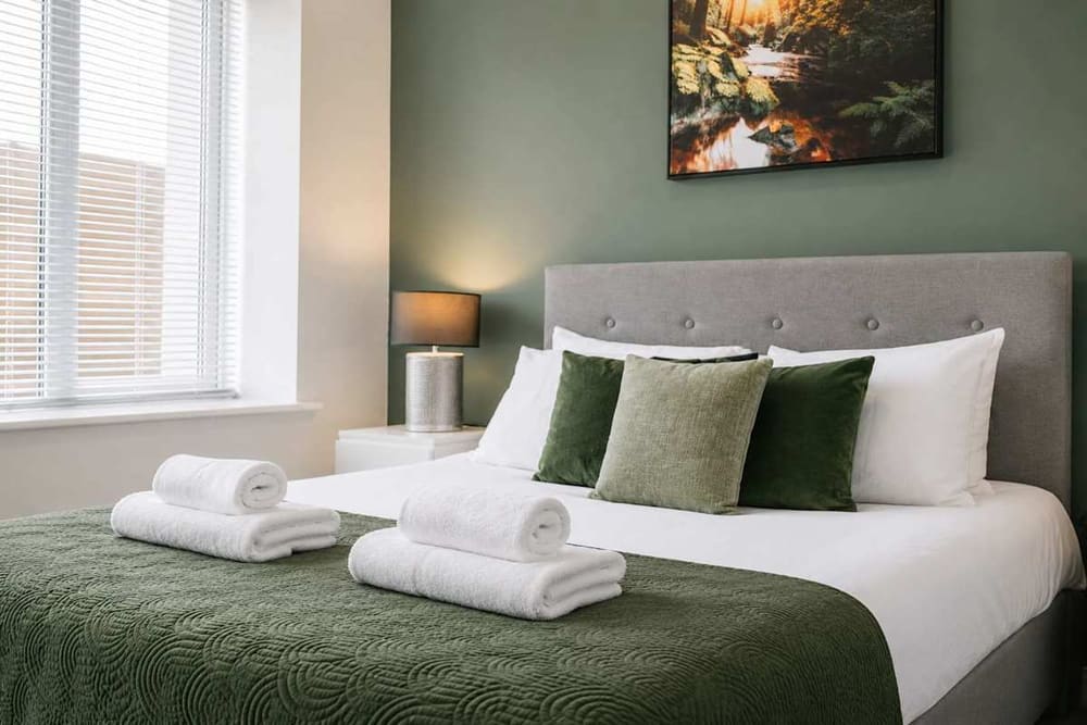 Green-themed double bedroom in the Salford apartment